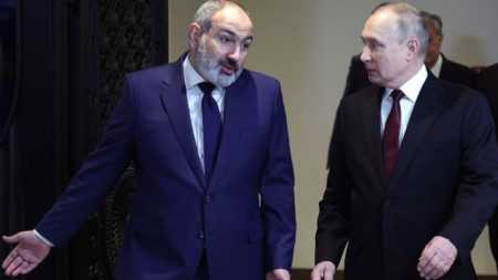 Никол Пашинян (вляво) в Владимир Путин на лидерската среща на Организацията на договора за колективна сигурност в Ереван, 23 ноември 2022 г.