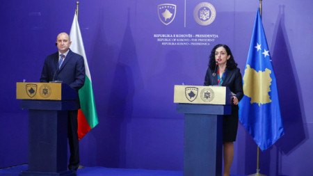 Bulgaria's President Rumen Radev (L) and Kosovo's President Vjosa Osmani-Sadriu (R)