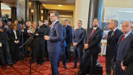 Дмитро Кулеба говори на откриването на изложба в парламента