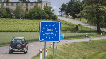 Кола влиза от Австрия в Чехия след отварянето на границата.