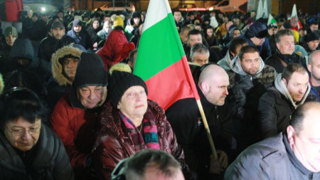 Стотици протестираха в пловдивското село Войводиново в подкрепа на пребит военнослужещ от роми.