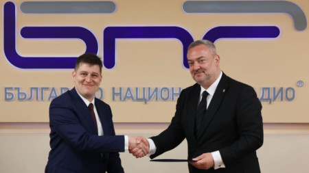 Генералните директори на БНР Милен Митев (вляво) и директорът на Радио Румъния Разван Динка на подписването на споразумението в София.