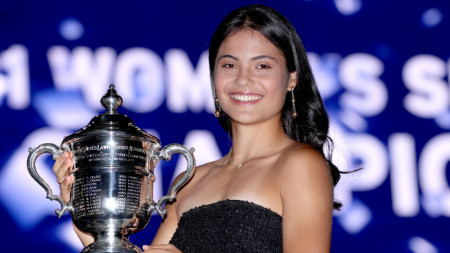 Ема Радукану с трофея от Ню Йорк.
