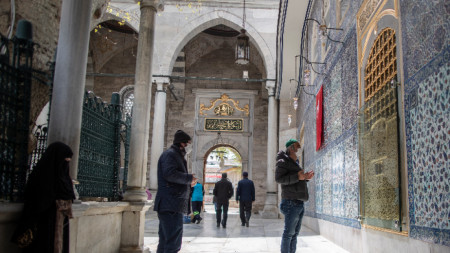 Хората, носещи защитни маски за лице, се молят в двора на джамията Еюп Султан за предстоящия Рамадан