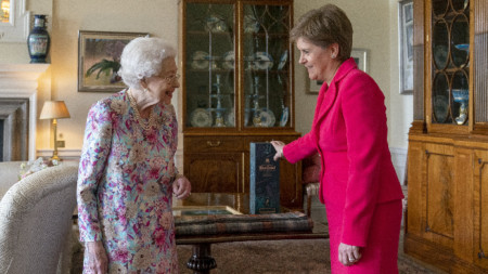 Никола Стърджън с кралица Елизабет II, 29 юни 2022 г.