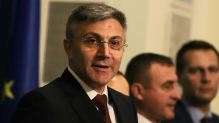 Лидерът на ДПС Мустафа Карадайъ говори на брифинг в Народното събрание, 17 ноември 2022 г.