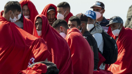 Група спасени северноафрикански мигранти от мигранти от водите край Канарските острови, 28 октомври 2022 г.