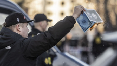 Датският крайнодесен политик Расмус Палудан изгаря Корана пред посолството на Турция в Копенхаген, 27 януари 2023 г.