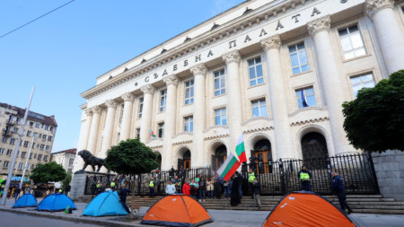 Палатки пред Съдебната палата в София бяха разположени тази седмица в знак на протест.