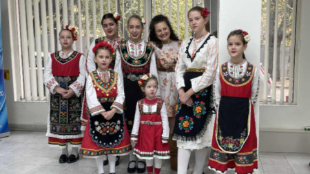 Децата от Сливен и Нова Загора с преподавателката им Велина Стайкова