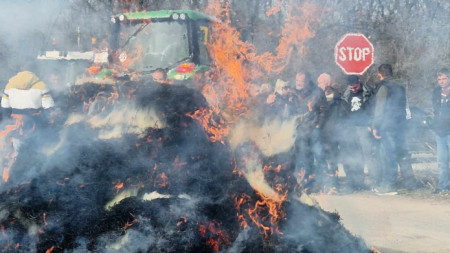 Протестиращи земеделци запалиха бали със слама на пътя от Стара Загора към магистрала 