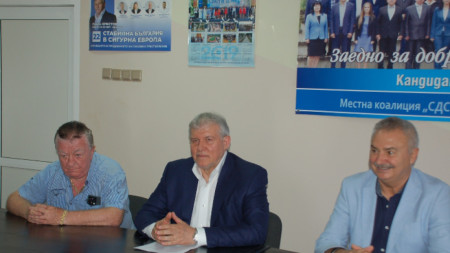 Лидерът на СДС Румен Христов (в средата) заедно с кмета на Монтана Златко Живков (вдясно)