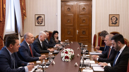 Президентът Радев и министърът на вътрешните работи на Кипър Никос Нурис по време на срещата