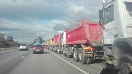 Протестът на строителите в София включваше и стотици камиони, част от които бяха паркирани в най-дясната лента на „Цариградско шосе“ в София.