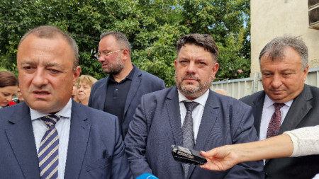 Вицепремиерът Атанас Зафиров (в средата), министърът на регионалното развитие Иван Иванов (вляво) и кметът на община Шумен проф. Христо Христов (вдясно)