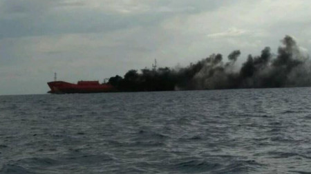 Eксплозия и пожар, избухнали тази сутрин на танкер край брега на Кипър, мобилизираха всички компетентни органи на страната за спасителна операция.
