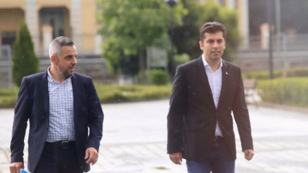 Бившият премиер на България Кирил Петков (вдясно) пристига за разпит в Софийска районна прокуратура с адвоката си Стоян Мадин - София, 31 май 2023
