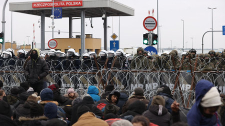Мигранти пред беларуско-полския граничен пункт „Кужница“, 15 ноември 2021 г.