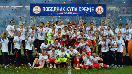 Футболистите на Звезда с трофея.
