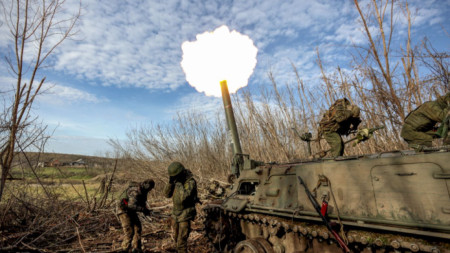Войници на самообявилата се Донецка народна република стрелят със самоходна минохвъргачка м района на Бахмут, Донецка област на Украйна, 1 декември 2022 г.