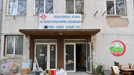 Основната сграда на бившата Белодробна болница на Цариградско шосе се