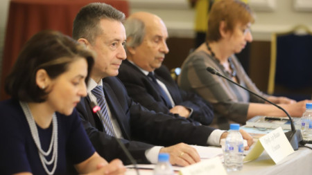 Участници в дискусията в София за 30- годишнината от приемането на Конституцията, след които бе и служебният правосъден министър Янаки Стоилов.