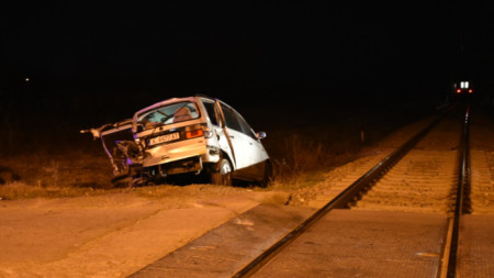 Лек автомобил е бил ударен от пътнически влак на ж.п. прелеза край сливенското село Жельо войвода.