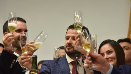 Яков Милатович (в центъра) отбелязва с наздравица с шампанско първите резултати от втория тур на президентските избори в Черна гора, Подгорица, 2 април 2023 г.