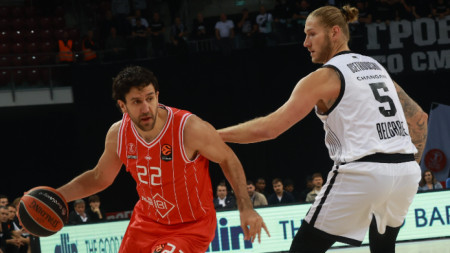 Василие Мицич (с топката) от Апоел преминава покрай Дилан Осетковски. 