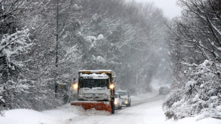 Поради силен снеговалеж се ограничава движението на тежкотоварни автомобили с