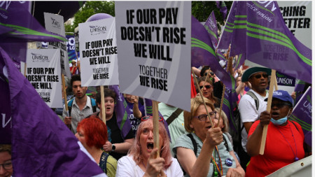 Десетки хиляди хора демонстрираха срещу нарастващите разходи за живот в Лондон,18 юни 2022 г.. Инфлацията в Обединеното кралство доближава 11%, а британското правителство предупреди работниците, че не могат да очакват увеличение на заплатите, които да компенсират растящите разходи за живот.