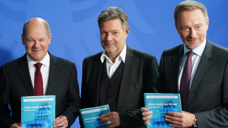 Германският канцлер Шолц и министрите на икономиката Хабек и на финансите Линднер позират с доклада на независимата комисия за природен газ и топлина на германското правителство в канцлерството в Берлин, 31 октомври 2022 г.