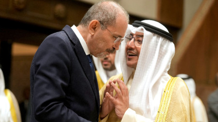 Йораднаският външен министър Айман ас Сафади (вляво) се среща с кувейтския си колега Ахмад ал Мохамед ас Сабах в Кайро, 6 септември 2022 г. 