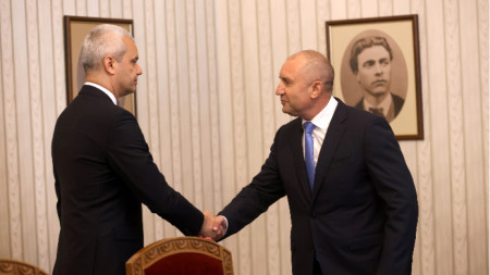 Костадин Костадинов се ръкува с президента Румен Радев в началото на консултациите за съставяне на правителство в рамките на 50-ото Народно събрание.