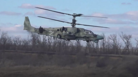 Кадър от видео, разпространено от руското министерство на отбраната за инспекцията на Сергей Шойгу на руски сили в Украйна