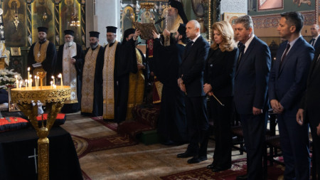 Президентът Румен Радев и вицепрезидентът Илияна Йотова присъстваха на траурната церемония по повод кончината на Ангел Марин

