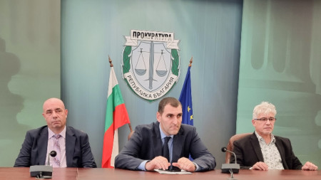 Зам.-директорът ГДБОП Димитър Китанов, прокурорът Ангел Кънев и говорителят на НСлС Мариян Маринов (от ляво надясно) дадоха брифинг по случая -15 октомври 2025 г.
