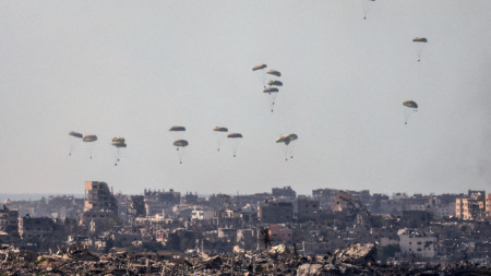 Хуманитарна помощ, хвърлена по въздуха над северната част на Ивицата Газа, погледанто от Сдерот в южната част на Израел, 07 март 2024 г.