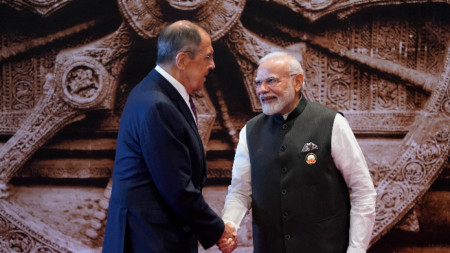 Руският външен министър Сергей Лавров се ръкува с индийския премиер Нарендра Моди на срещата на върха на Г-20 в Делхи, 9 септември 2023 г.