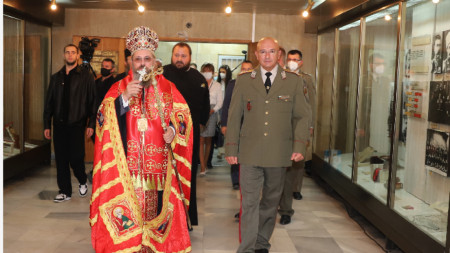 Белоградчишкият епископ Поликарп и началникът на ВМА ген. д-р Венцислав Мутафчийски