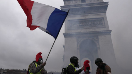 Демонстранти от движение на „жълтите жилетки” – символ срещу поскъпването на горивата, на протест в центъра на Париж.