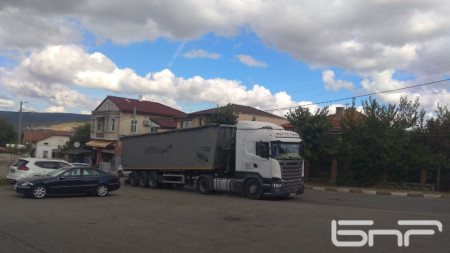Камиони преминават през Страцин