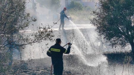 Пожарникари гасят пожар в крайбрежния град Нафплио, Пелопонес, Гърция, 12 юли 2023 г.
