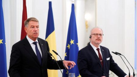 Президентите на Румъния Клаус Йоханис (влвяо) и на Литва Елгис Левитс във Вилнюс -  23 ноември 2022