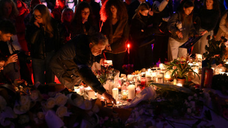 С камбанен звън в района на кметството на Париж протече заключителната церемония в памет на жертвите на терористичните атаки от 13 ноември 2015 г.