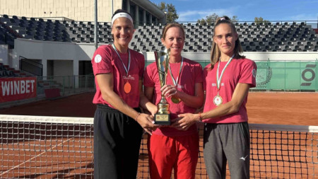 Отборът на СК Дема (от ляво-на дясно): Джулия Терзийска, капитанката Биляна Павлова и Денислава Глушкова.