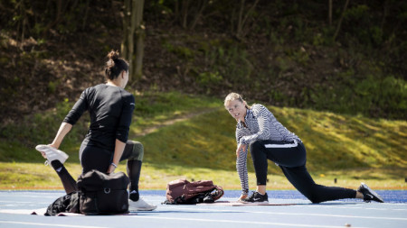 Лекоатлетката Дафне Схипърс (вдясно) се възползва от вдигнатите забрани