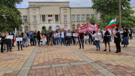 Над двеста ресторантьори от Добрич протестираха срещу въведените от днес