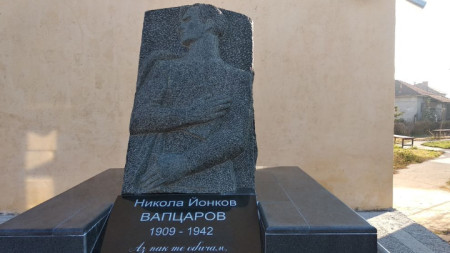 Забравеният барелеф на Никола Вапцаров бе поставен на постамента пред  читалището в село Мосомище.