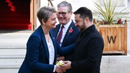 Британският премиер Киър Стармър (в центъра), британският външен министър Ивет Купър (вляво) и президентът на Украйна Володимир Зеленски (вдясно) преди среща на „Коалицията на желаещите“ в Лондон, 24 октомври 2025 г.